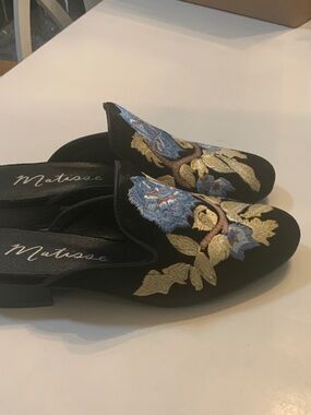 Matisse Black Velvet Floral Embroidered Mules . Size 6 1/2.